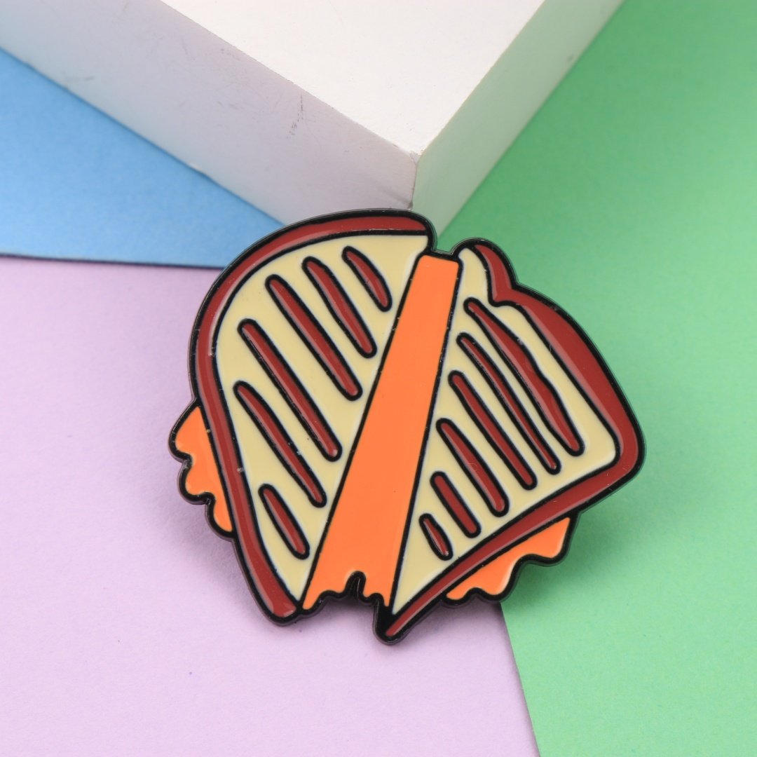 Zinc Food Snacks - Cartoon-Emaille-Brosche „Grilled Cheese Toast“ – Niedliches